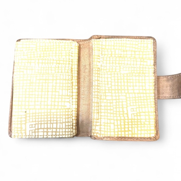 Fossil | Women’s Brown Leather Vintage Wallet with Heart Camera Design - Picture 2 of 6